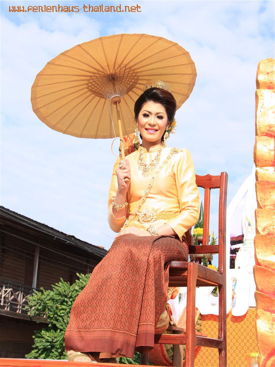 Foto: Thai Girl in traditioneller thailändischer Tracht